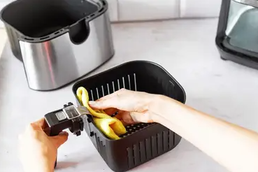 cleaning airfryer