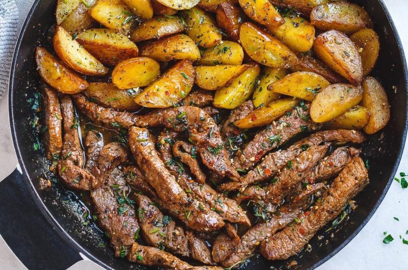 One-Pan Wonder: Effortless Weeknight Delight with Garlic Butter Steak and Potatoes Skillet