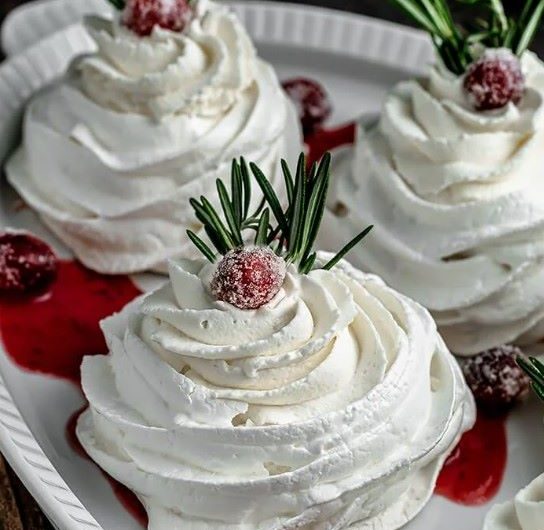 Mini Pavlova for Christmas Delight: A Sweet Festive Treat